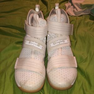 LeBron Solider 10 Basketball Shoe (White)